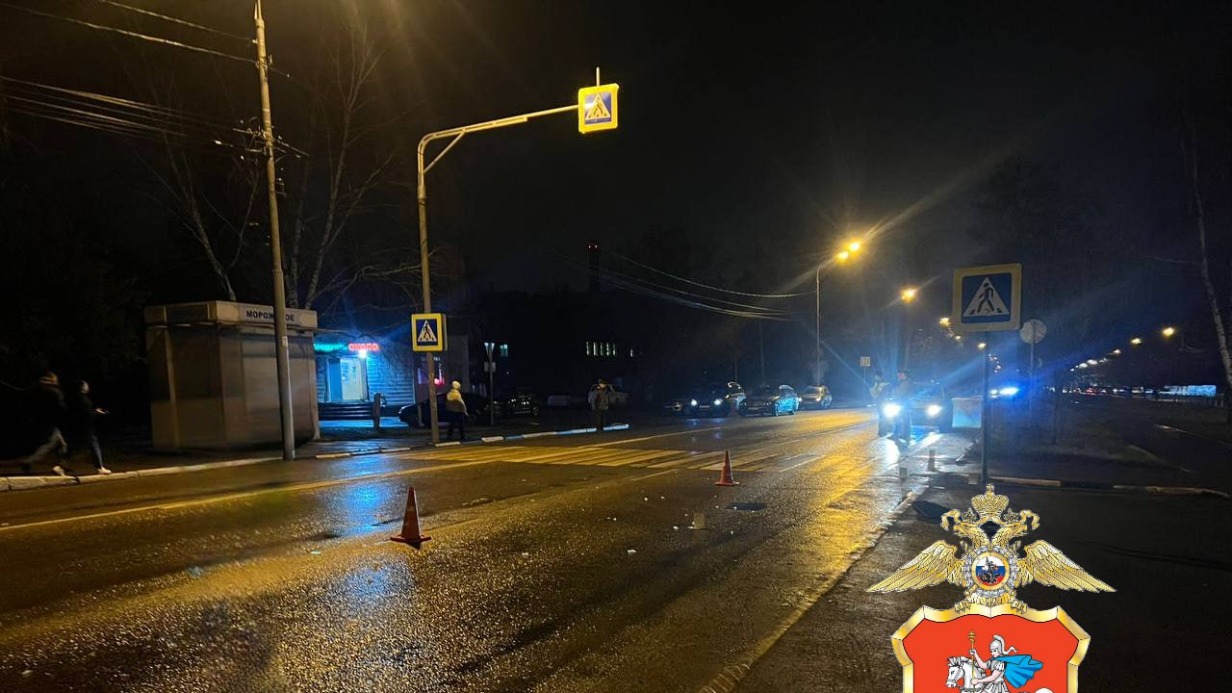 Автомобиль насмерть сбил подростка на пешеходном переходе в Подмосковье