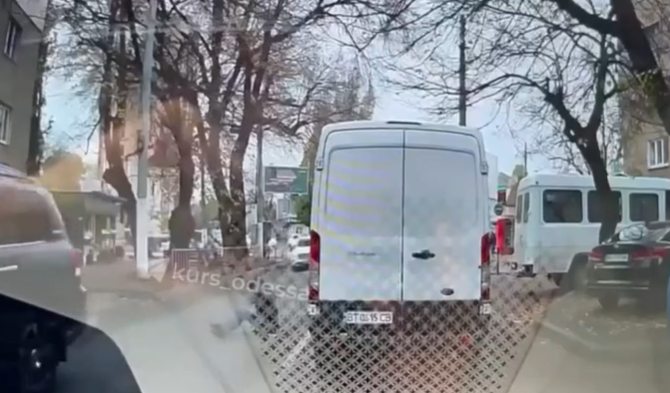 Видео побега мобилизованного из автомобиля военкомов в Одессе появилось в Сети