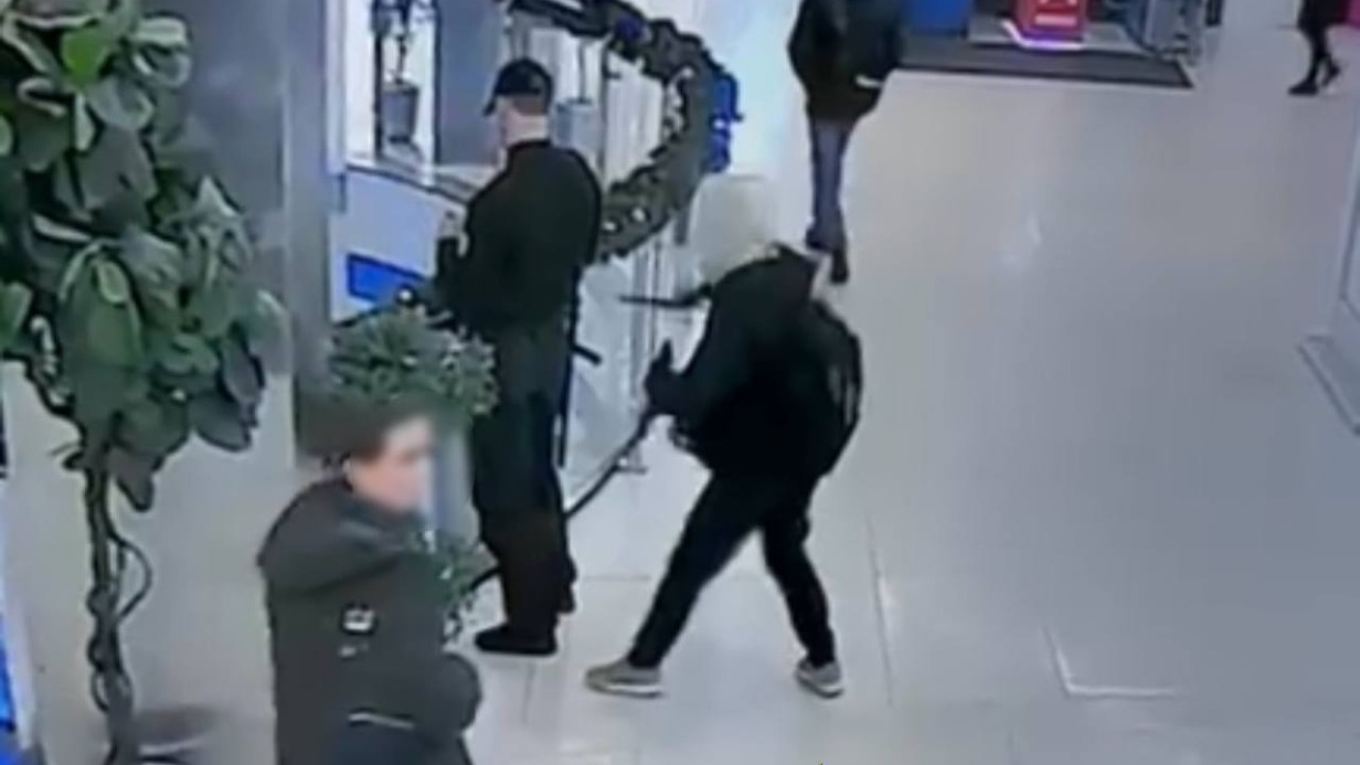 Подросток в московском ТЦ напал с ножом на охранника