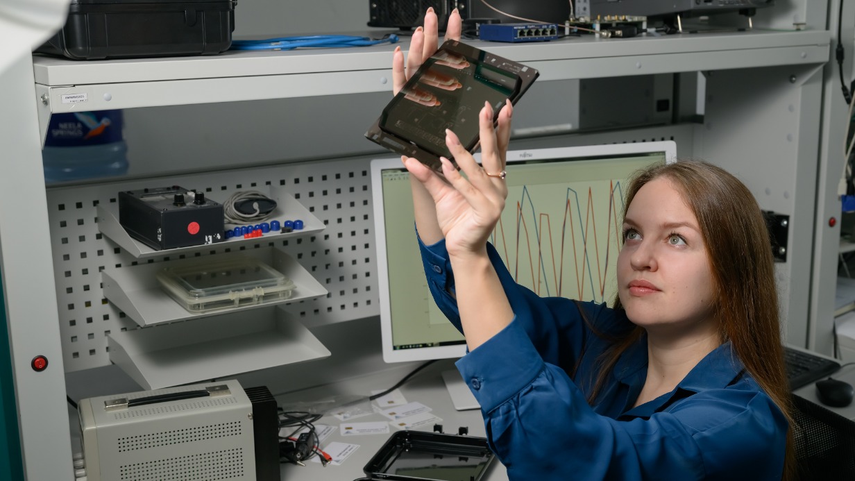 Старший научный сотрудник лаборатории НИИ молекулярной электроники Екатерина Усачева за работой. Предприятие — резидент ОЭЗ «Технополис «Москва»