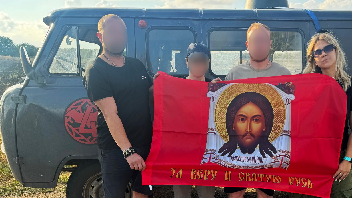 Одна из основателей волонтерского движения «Бригада ZOV» Марианна Балагурова общается с военными после очередной поставки гуманитарной помощи в Запорожскую область