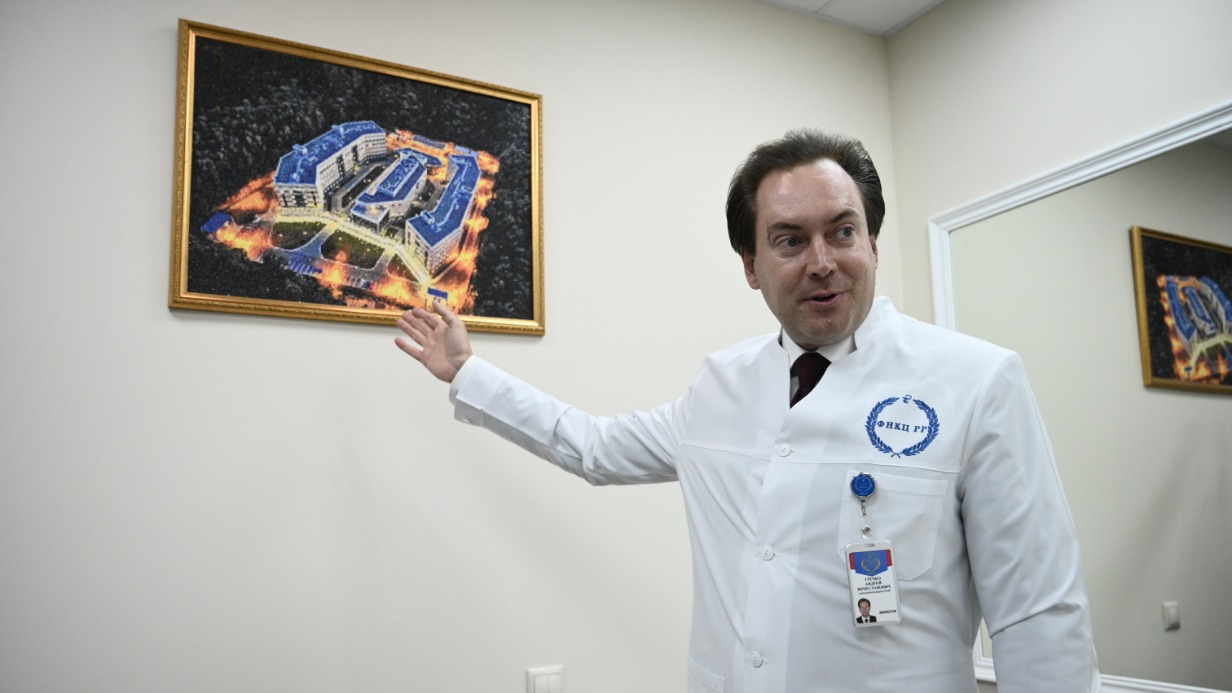 Директор Федерального научно-клинического центра реаниматологии и реабилитологии Министерства науки и высшего образования РФ Андрей Гречко знакомит корреспондентов «Вечерки» с центром в Лыткине