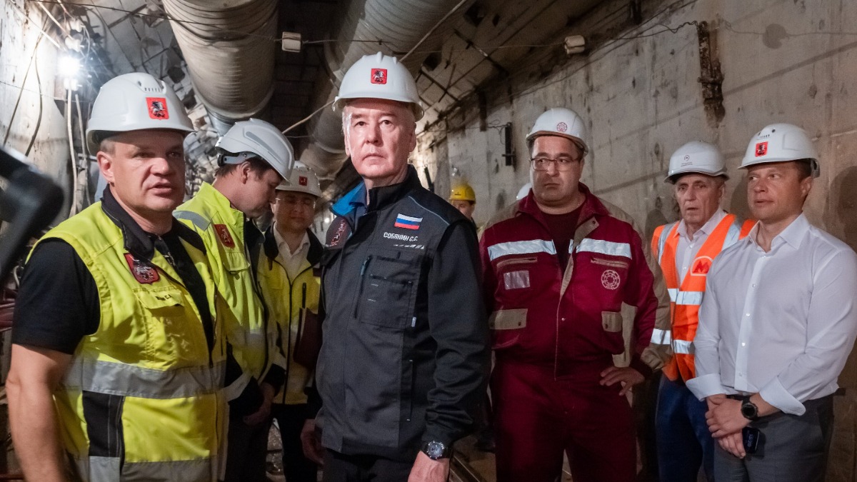 Мэр Москвы Сергей Собянин и первый заместитель генерального директора компании-подрядчика Сергей Жуков осмотрели ход работ на строительной площадке станции «Достоевская» Кольцевой линии метро. Она в настоящее время готова на треть