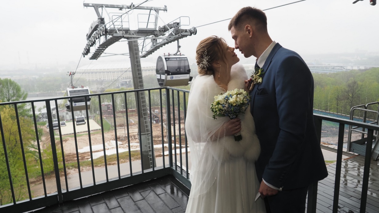 Москвичи Анна Ершова и Николай Капля решили провести церемонию бракосочетания на канатной дороге в столице