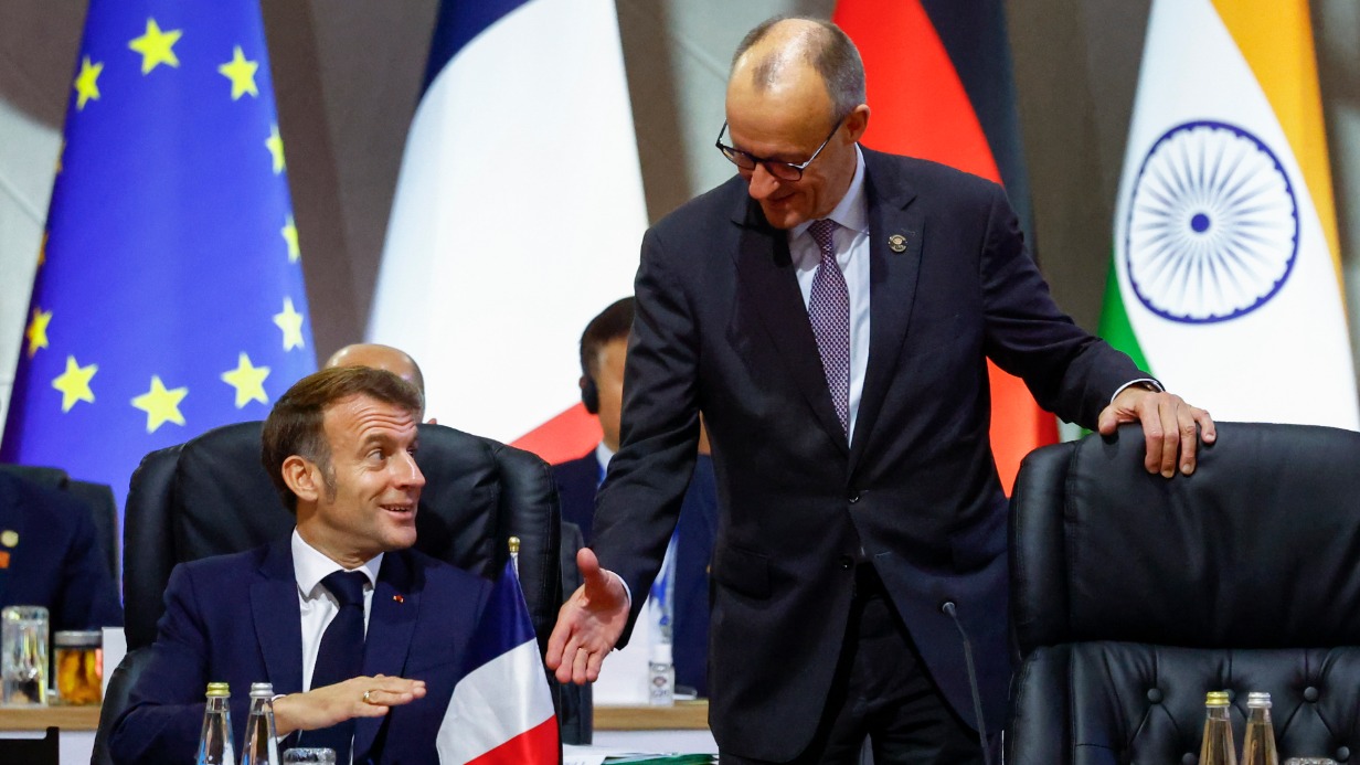 Президент Франции Эмманюэль Макрон и канцлер Германии Фридрих Мерц на саммите Группы двадцати (G20) в Йоханнесбурге