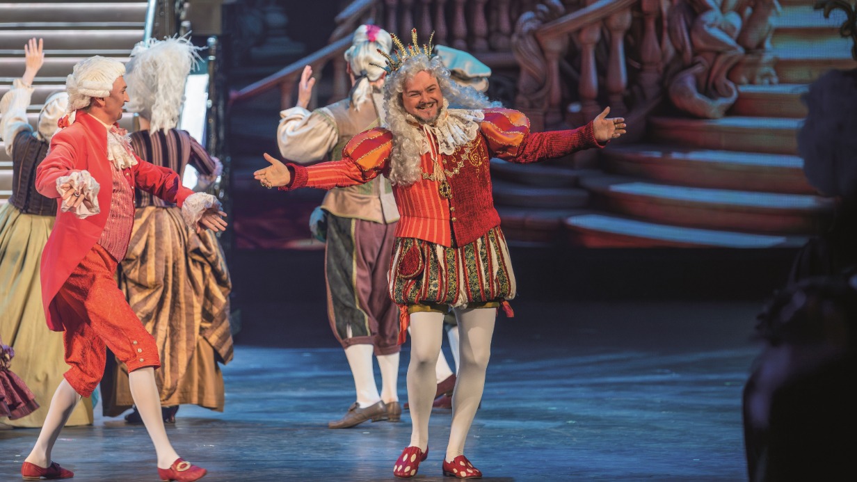 Актер Петр Борисенко в образе Короля в спектакле «Золушка» на сцене Московской оперетты