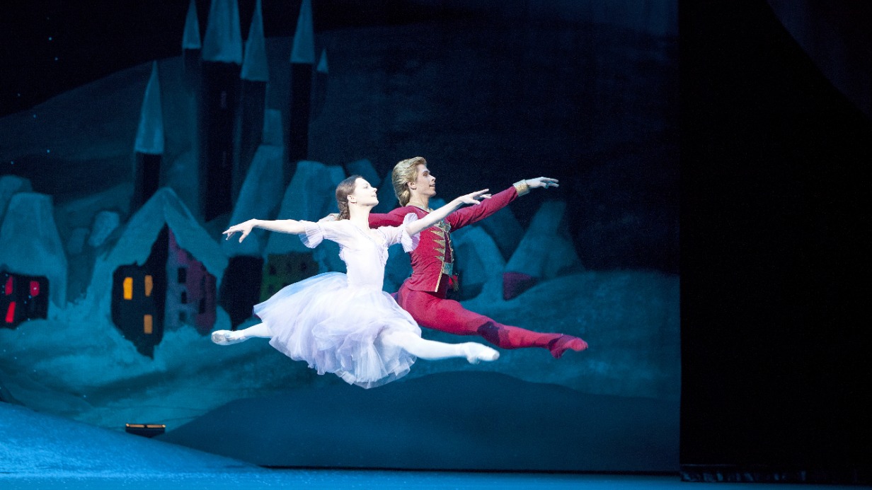 Сцена из балета «Щелкунчик» в Большом театре. В роли Мари — Нина Капцова, в роли Щелкунчика- принца — Артем Овчаренко