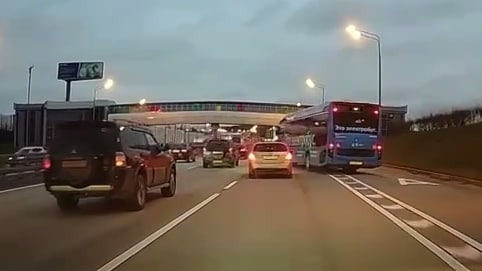 Водителя электробуса, пытавшегося проучить автомобилиста, отстранили от работы