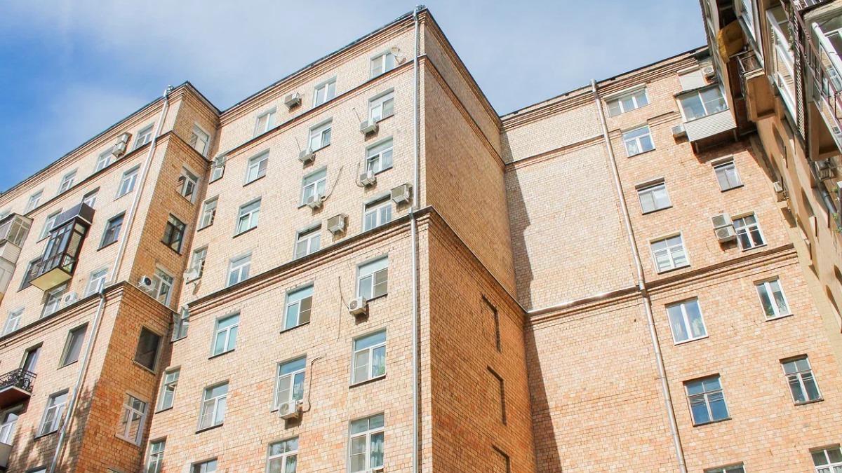 В 2025 году капитально отремонтировали жилой дом в стиле советского неоклассицизма 