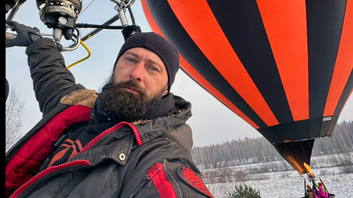 Пилот Михаил Летуновский. Мужчина проводит туристические полеты и посвящает туристов в аэронавты и присваивает им графский титул