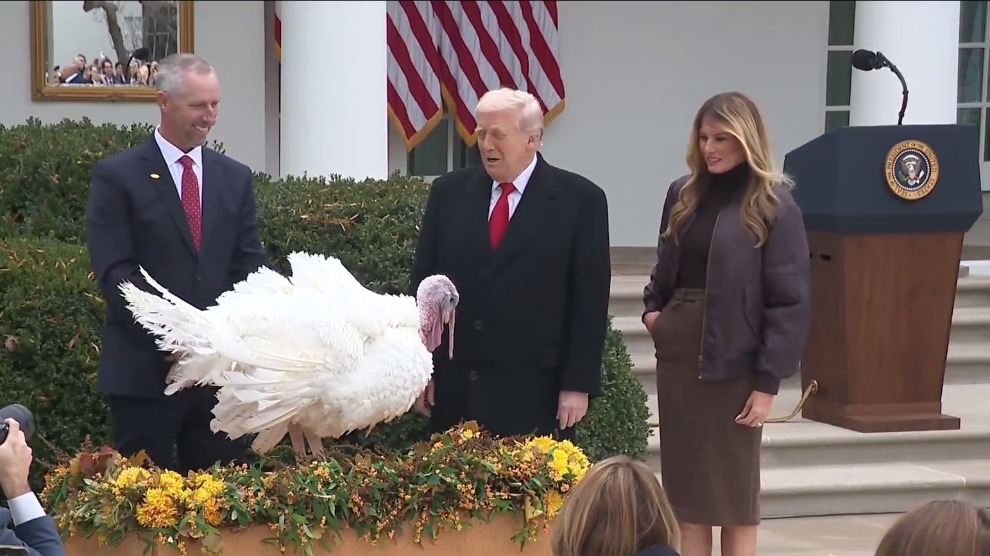 Трамп помиловал крупнейших индеек Курлыку и Вихлюна на День благодарения (видео)