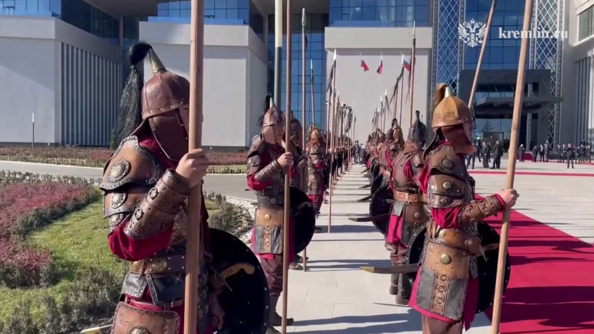 Воины выстроились перед встречей Путина и Жапарова у резиденции в Бишкеке