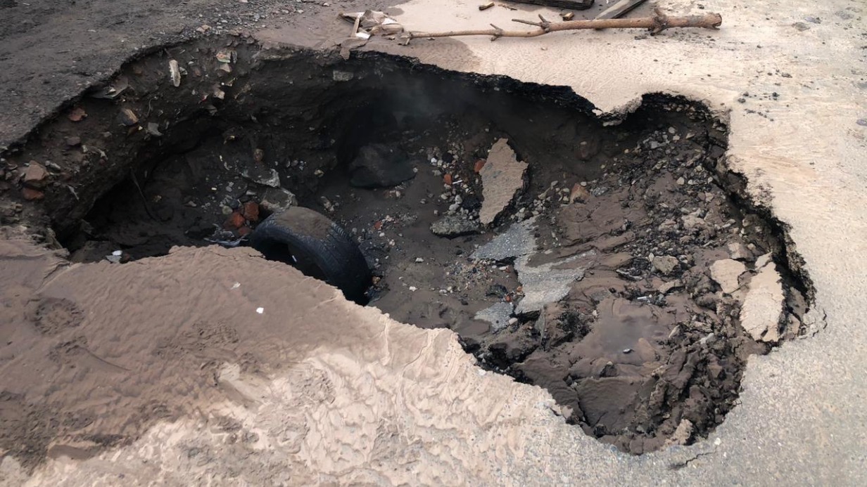 Житель Омска провалился в кипящую яму и получил ожоги более 60 процентов тела