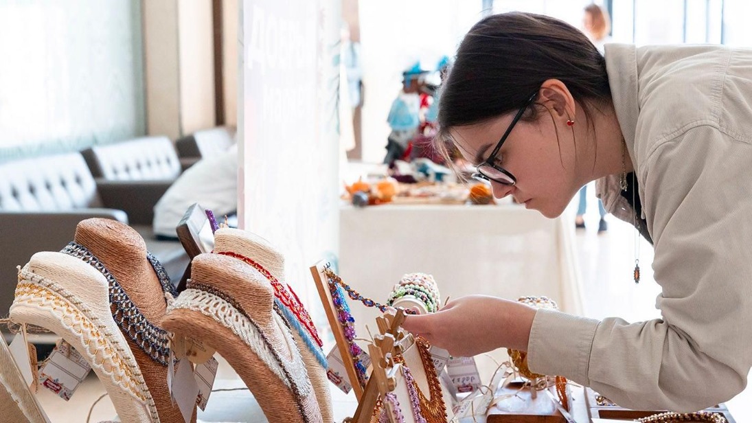 Мастера «Московского долголетия» представят работы на маркете ко Дню матери