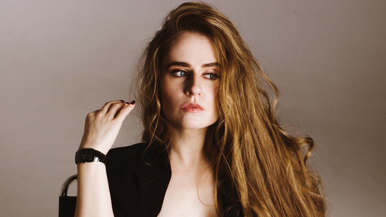 Елена Липаева исполняет песни на семи языках