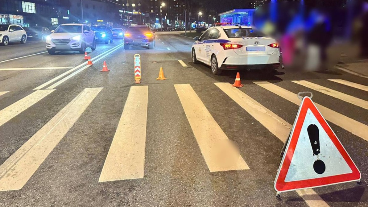 Мужчина, сбитый водителем Porsche на переходе в Москве, скончался в больнице