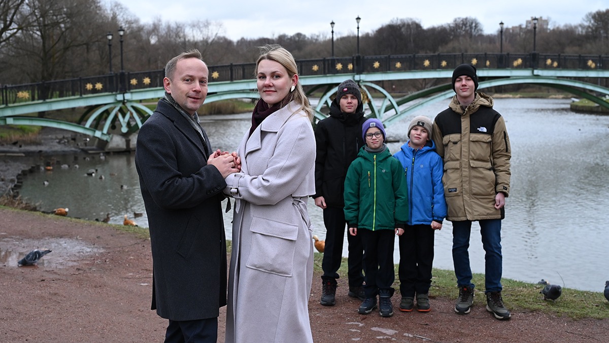 Супруги Павел и Ирина Сбитневы и их сыновья: Виктор, Константин, Федор и Петр — любят гулять по осеннему парку музея-заповедника «Царицыно»