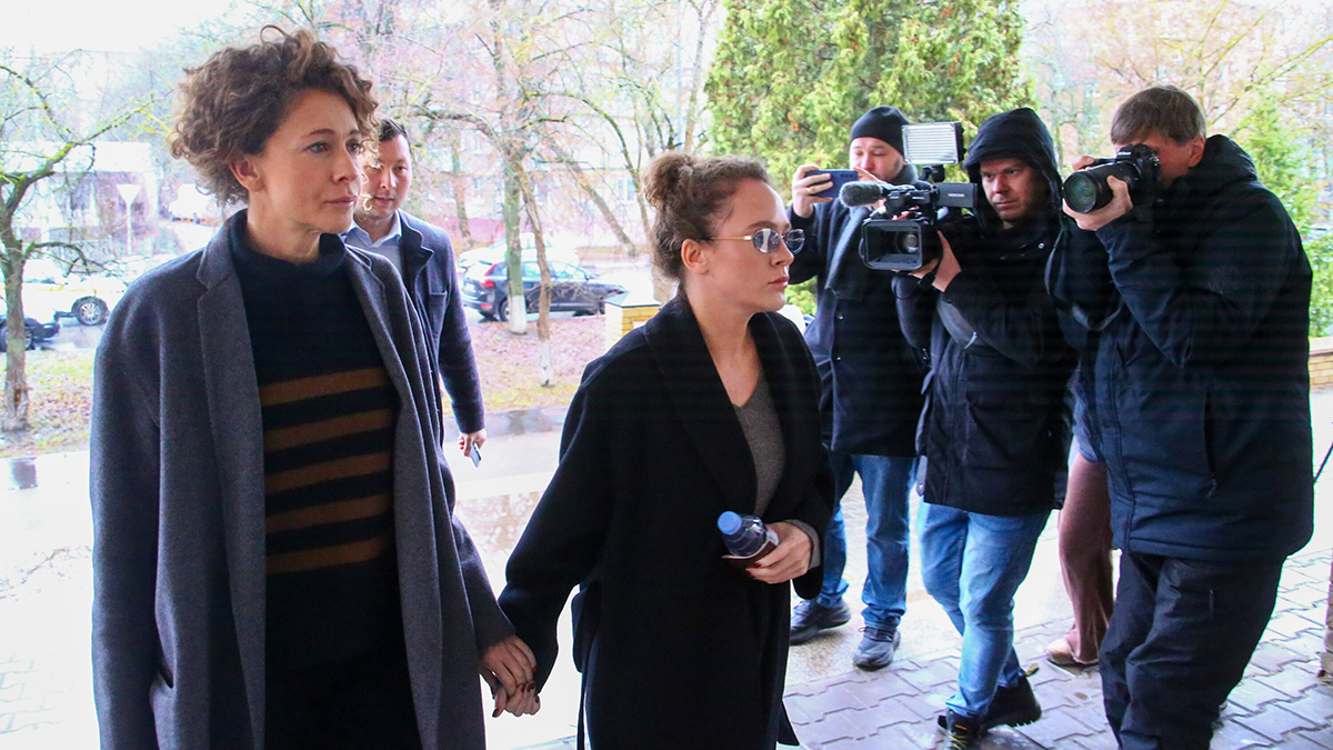 Аглая Тарасова пришла на заседание по делу о наркотиках, держа мать за руку