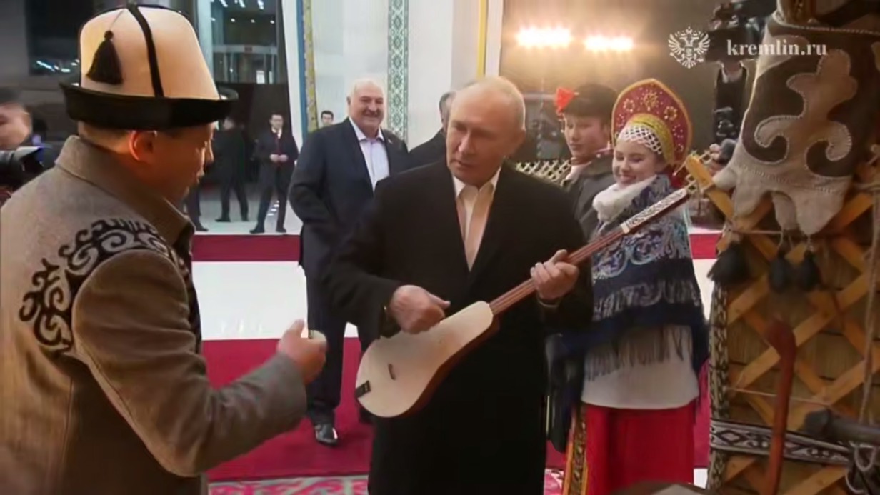 Путин попробовал сыграть на национальном киргизском инструменте (видео)