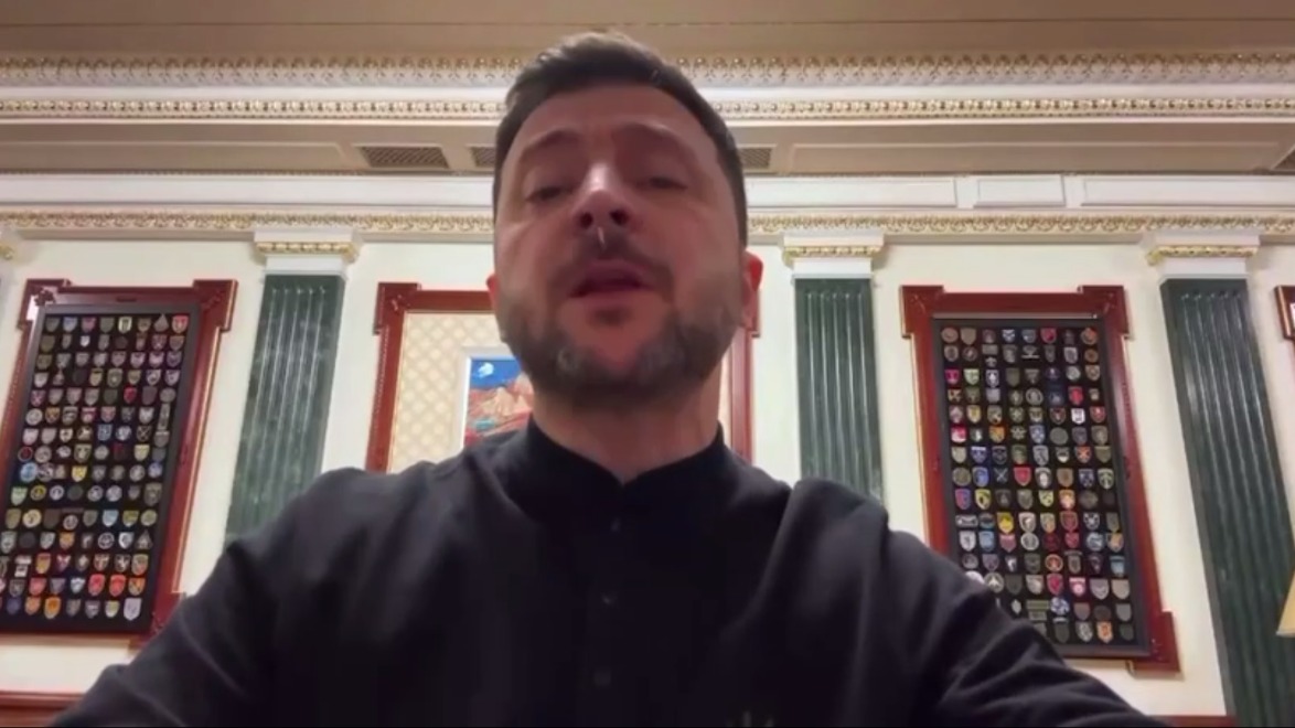 Белый шарик вылетел из носа Зеленского во время обращения к украинцам