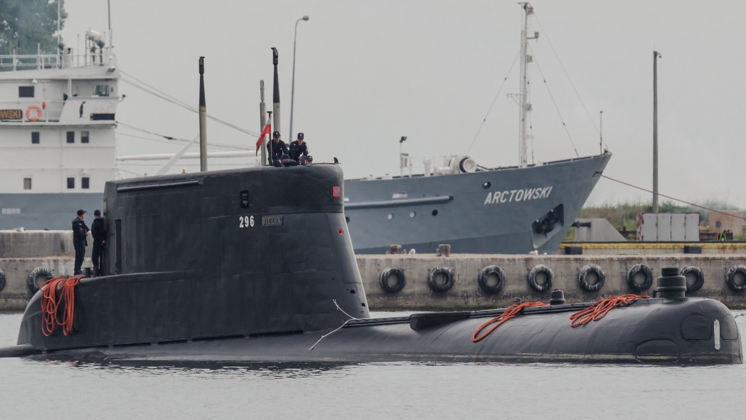 Единственная подлодка Польши сломалась по дороге на парад в честь Дня ВМФ