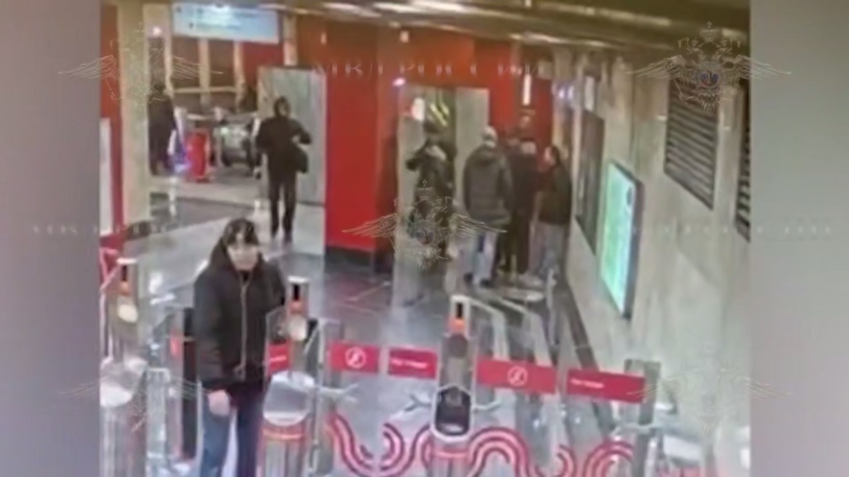 Пассажир московского метро заметил кражу телефона из сумки женщины и поймал вора