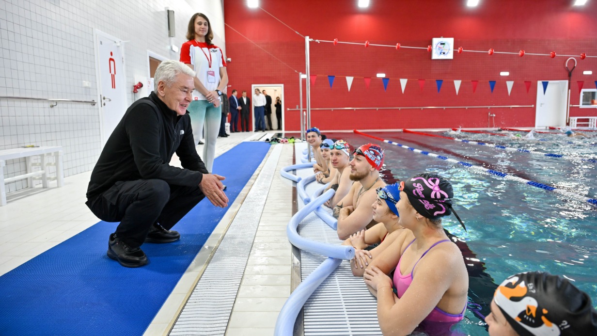 Мэр Москвы Сергей Собянин открыл новый физкультурно-оздоровительный комплекс с двумя бассейнами «Акварис» в районе Зябликово и пообщался с его первыми посетителями. Спортивный объект возвели по просьбам местных жителей
