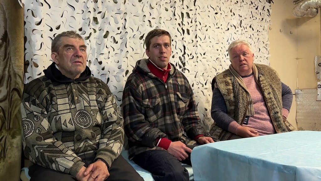 Эвакуированная из Красноармейской городской агломерации семья: Александр-старший, сын Саша и жена Евгения. Благодаря российским бойцам они выбрались и уже начинают новую жизнь