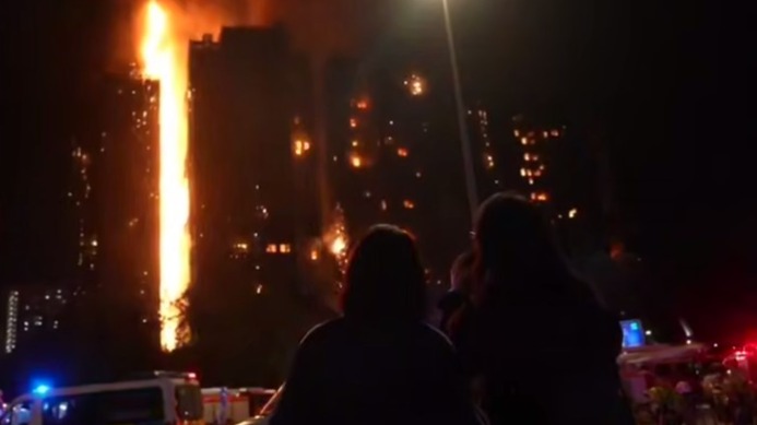 Число погибших при рекордно крупном пожаре в Гонконге возросло до 36