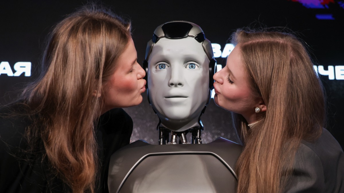 Антропоморфный робот с искусственным интеллектом Aidol во время презентации в конгресс-центре «Яровит Холл» в Москве. Как заявляют разработчики, этот робот способен автономно двигаться, проводить манипуляции с предметами, а также инициировать и поддерживать диалог