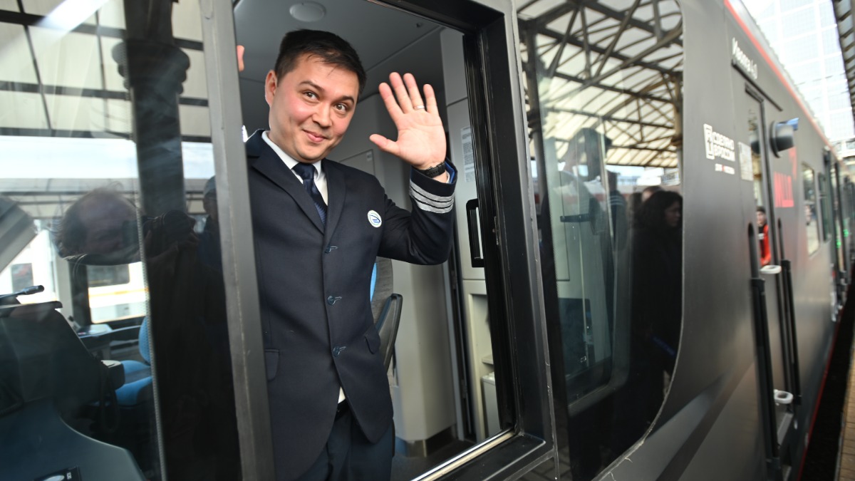 Машинист-инструктор Артур Сео приветствует пассажиров из кабины 100-го поезда «Иволга 4.0» со стильным дизайном