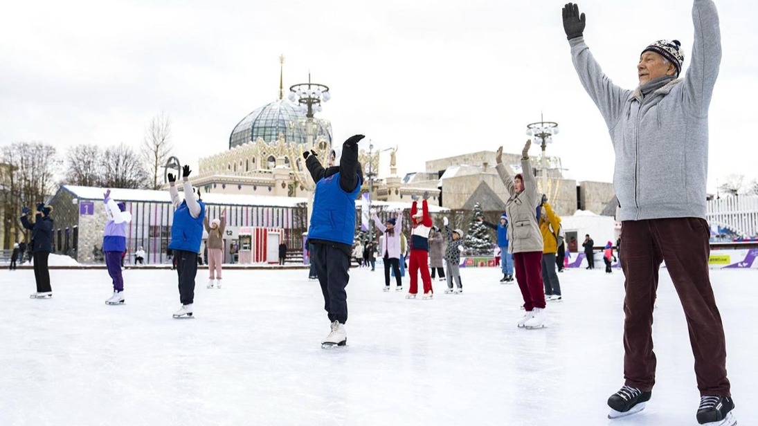 Утренние зарядки будут проводить зимой на катке ВДНХ