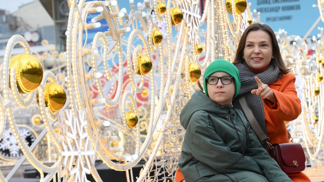 Елена Наумова с сыном Максимом любуются новогодним оформлением столицы