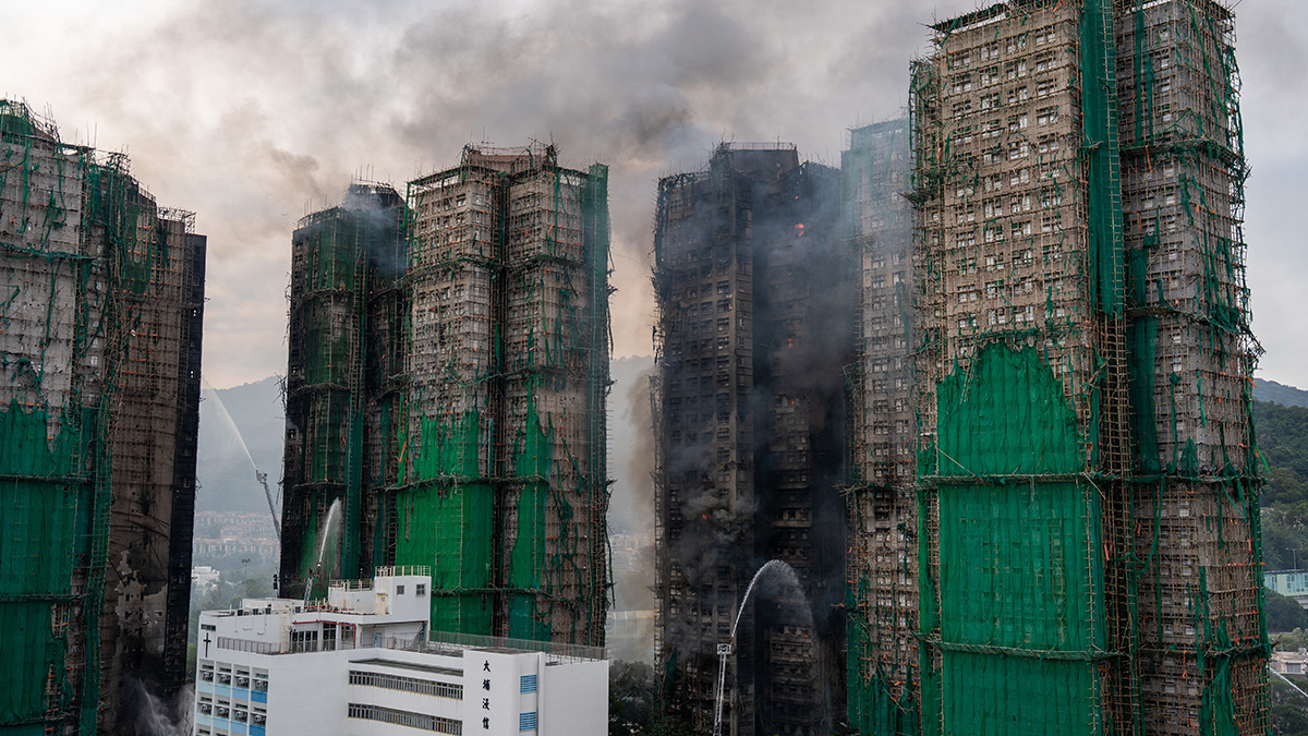 Число погибших при пожаре в жилом комплексе в Гонконге выросло до 55