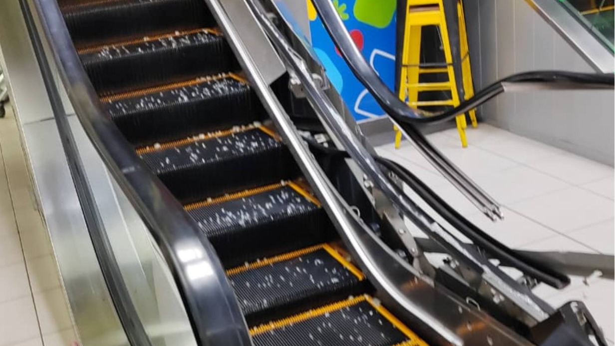 Появились подробности о девочке, чью руку зажевало в эскалаторе в Приморье