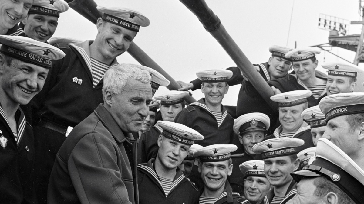 Константин Симонов в гостях у моряков-пограничников на сторожевом корабле «Киров». Писатель много ездил по стране и выступал перед самыми разными аудиториями