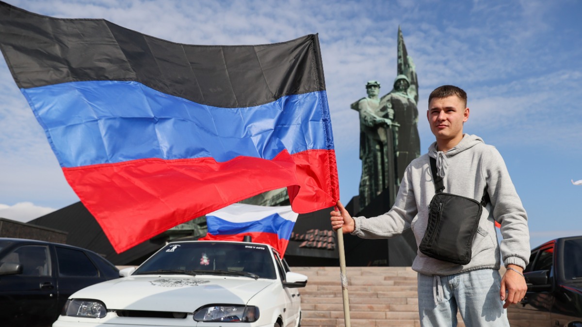 В Донецкой Народной Республике уже проводится большое количество массовых патриотических мероприятий. В этот раз точкой старта автопробега ко Дню флага ДНР стал Парк культуры и отдыха имени Ленинского комсомола