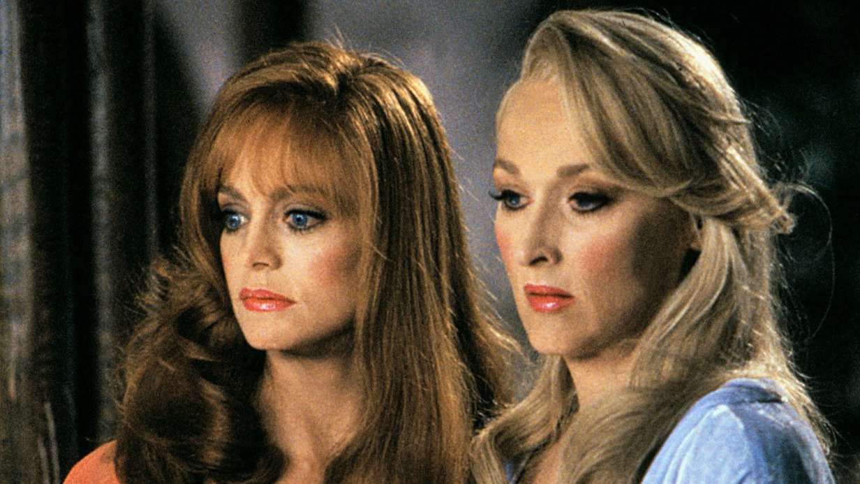 Героини фильма «Смерть ей к лицу» (1992): Хелен Шарп (Голди Хоун) и Мэдлин Эштон (Мэрил Стрип)
