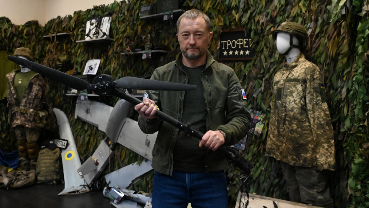 Директор Благотворительного фонда «Мы вместе», офицер запаса, депутат Совета депутатов района Нагатино-Садовники Андрей Сеземов с частью сбитого вражеского дрона «Баба-яга», которая хранится в музее СВО в здании управы района