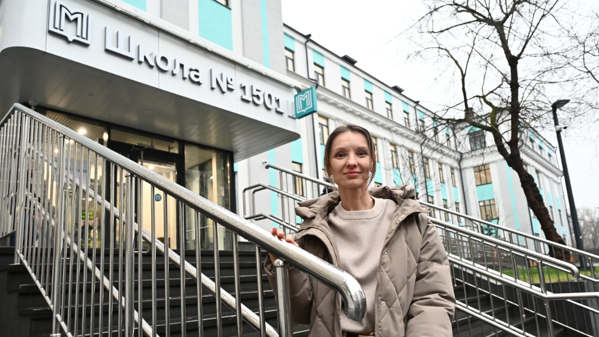 Учитель начальных классов школы № 1501 Юлия Шубкина возле входа в корпус в Тверском районе, открывшийся после реконструкции