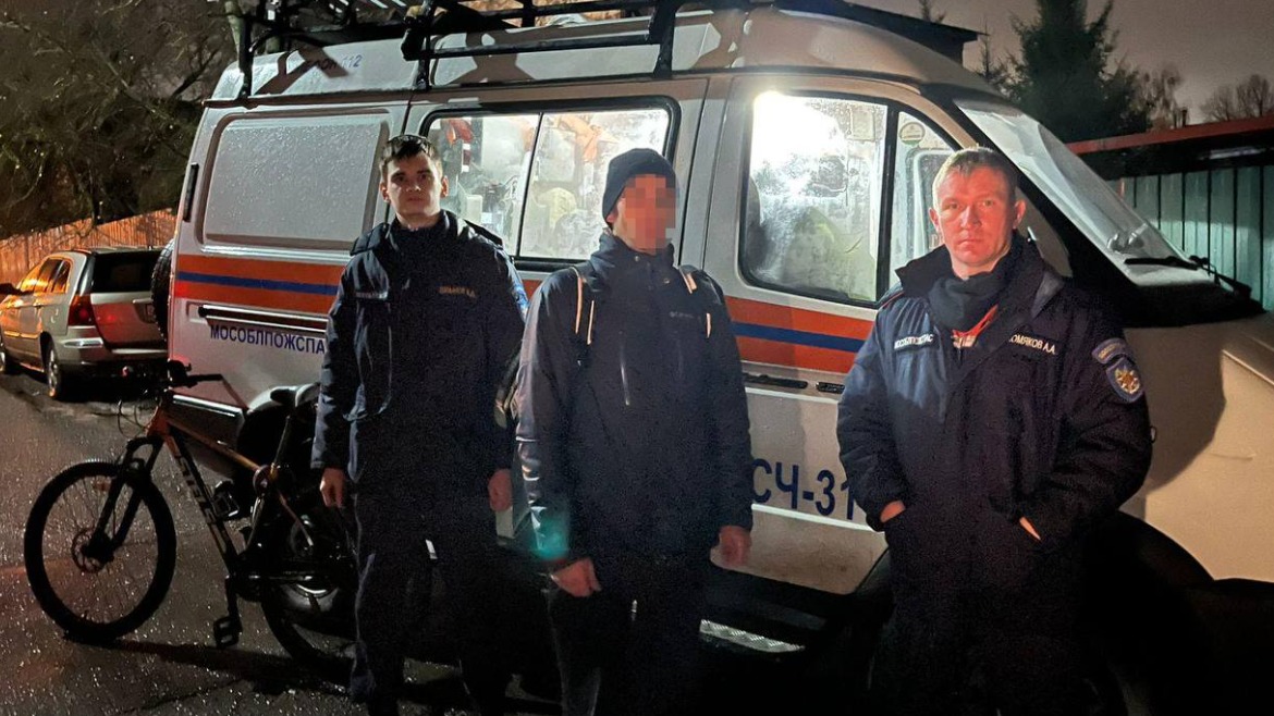 Голодного и уставшего заблудившегося в лесу курьера спасли в Чехове