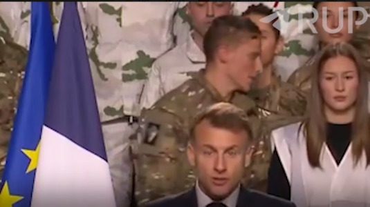 Французский солдат ушел со сцены во время речи Макрона о расширении армии