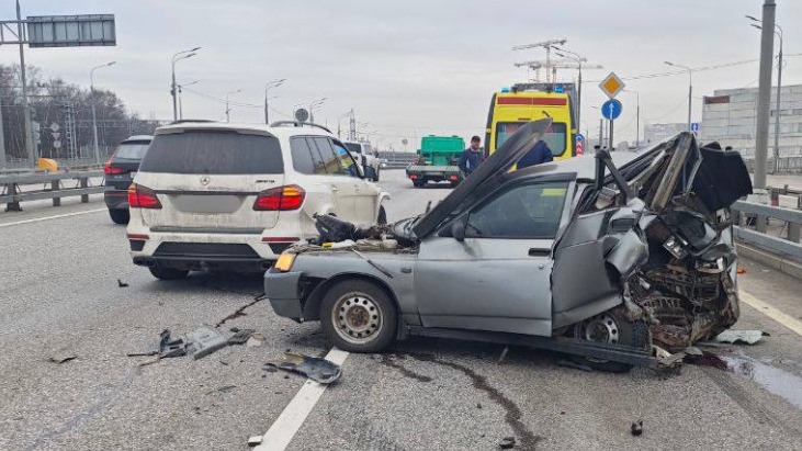 Один человек погиб при столкновении двух автомобилей на внешней стороне СВХ