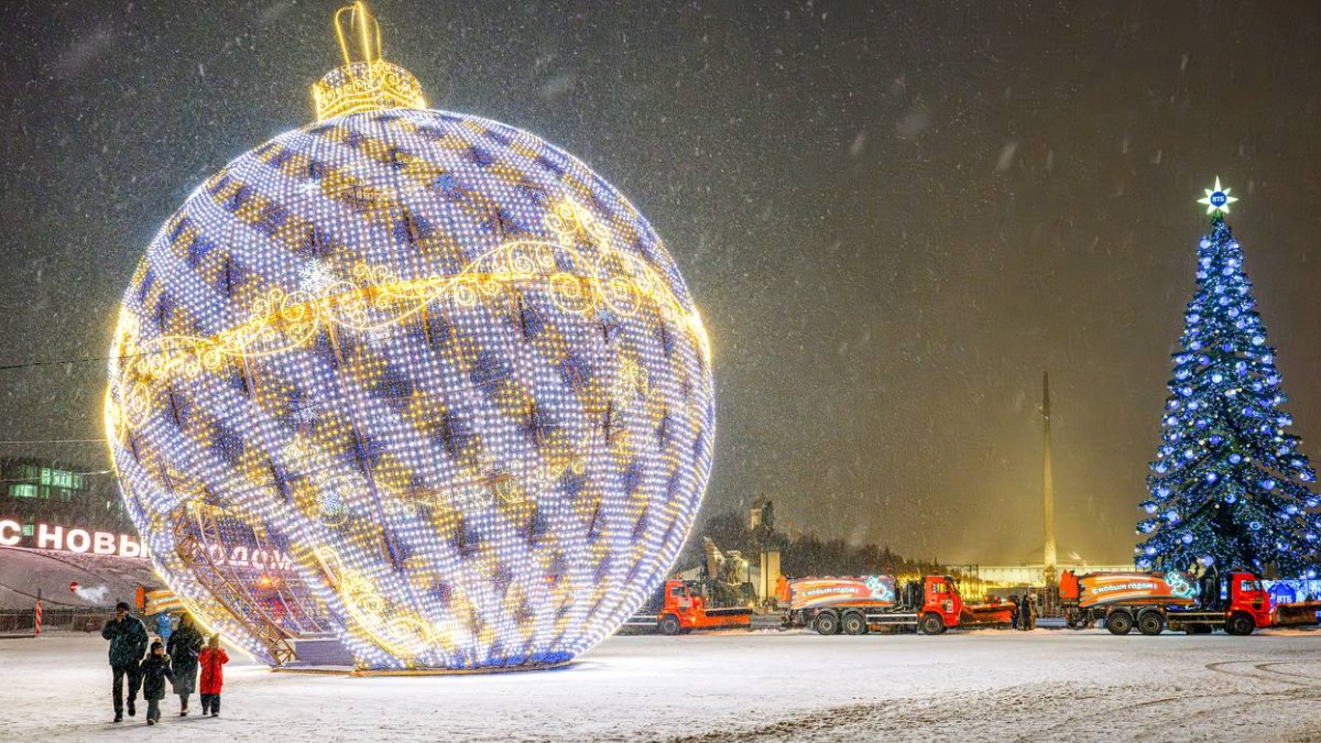 Огромный новогодний шар снова украсил Поклонную гору в Москве