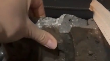 Канализационный люк влетел в лобовое стекло машины с детьми в Красноярске