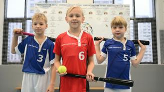 Современные школьники выбирают лапту и городки