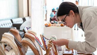 Мастера «Московского долголетия» представят работы на маркете ко Дню матери