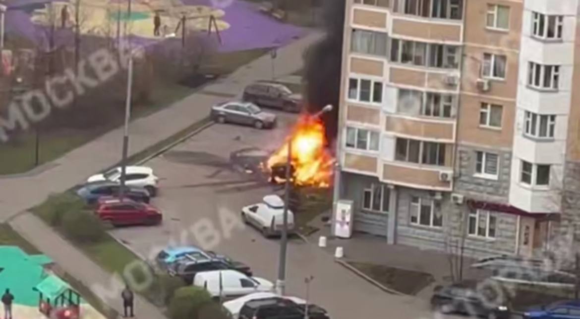 Автомобиль взорвался около жилого дома в Новой Москве