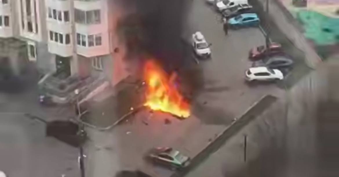 «112» назвал возможную причину взрыва автомобиля рядом с домом в Новой Москве