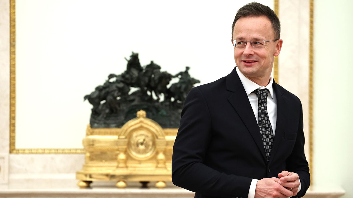 «Раз, два, три!»: Сийярто припомнил Зеленскому номер с игрой на рояле без рук